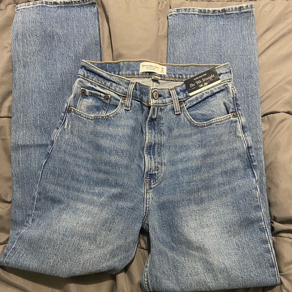 NWT Abercrombie 90s Straight Ultra High Rise Curve Love Jeans. Size 6, 28in - Picture 2 of 5